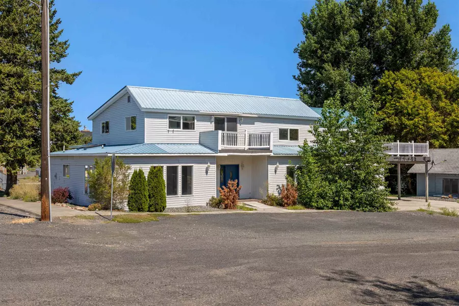 318 W Maple St, Almira, WA 99103