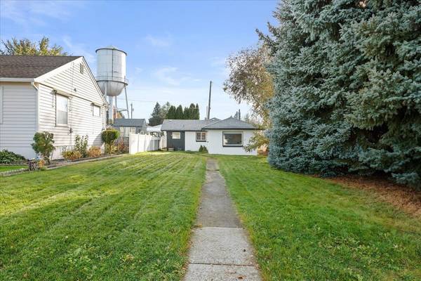 104 W Adams St, Harrington, WA 99134
