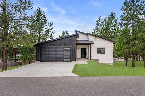 60841 Lake Spokane Dr, Nine Mile Falls, WA 99026