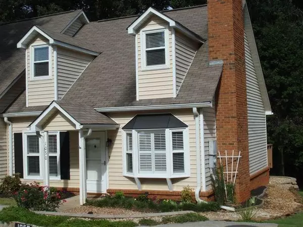 1050 Sasha LN, Roswell, GA 30075