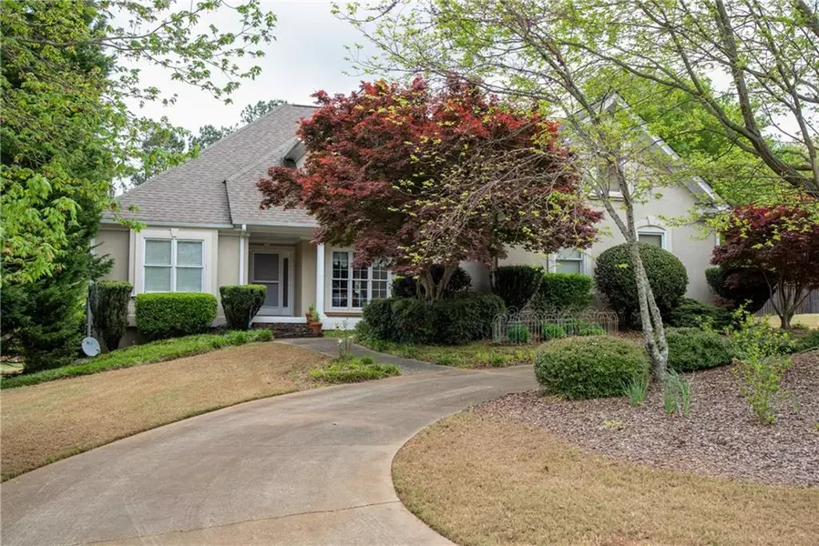 5818 Silverthorn DR, Flowery Branch, GA 30542