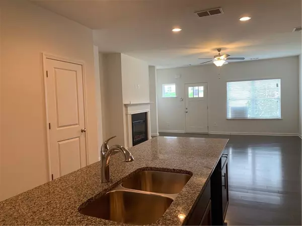 Atlanta, GA 30331,894 Ambient WAY #323