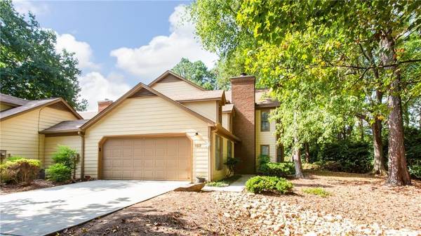 157 Great Oaks LN, Roswell, GA 30075