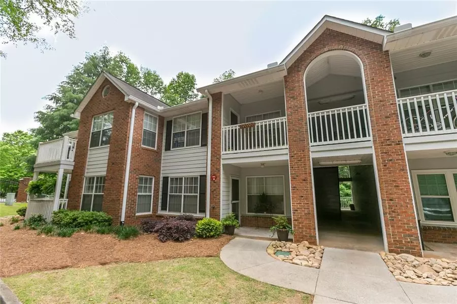 123 Streamside DR, Roswell, GA 30076