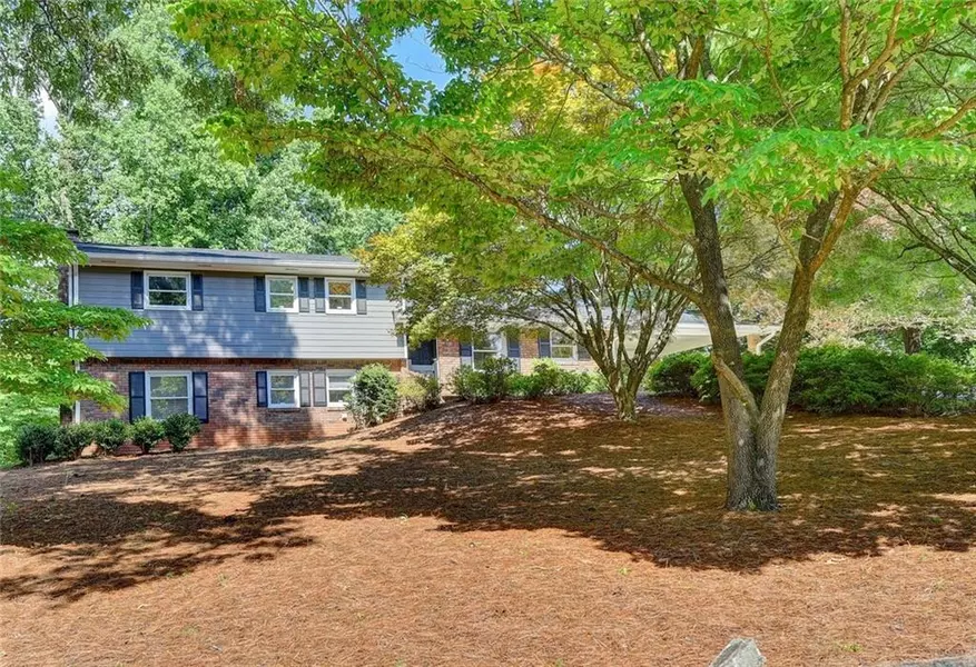 1702 Rochelle DR, Dunwoody, GA 30338