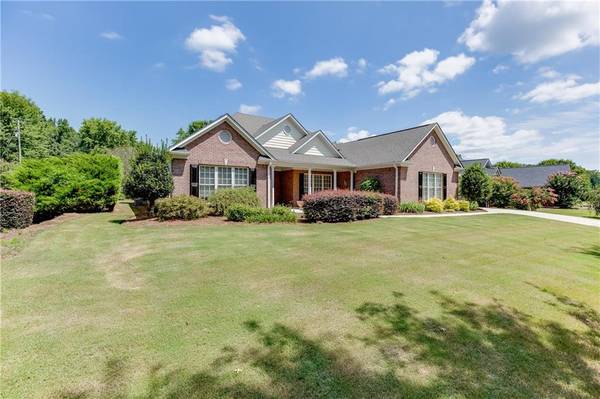 907 Cruce Lake DR, Hoschton, GA 30548