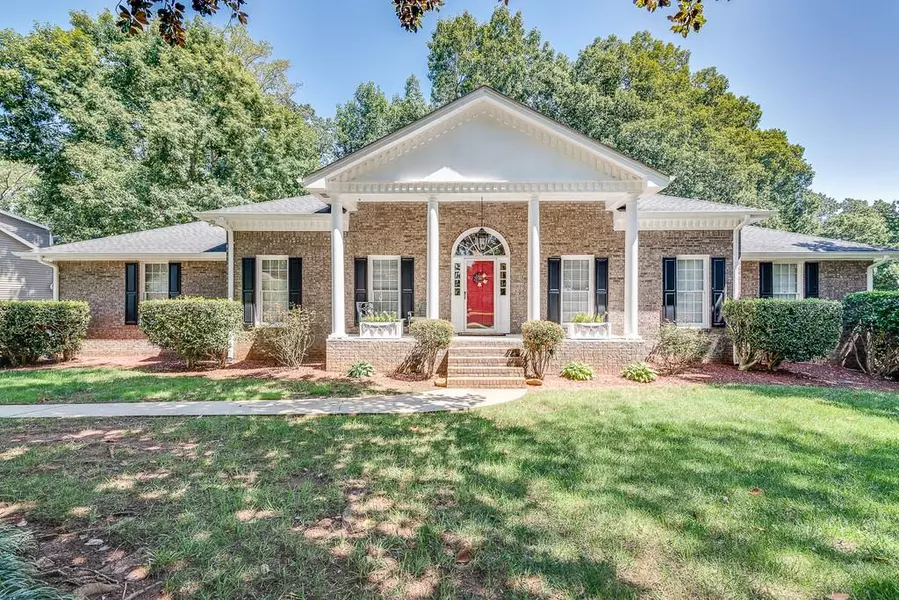 565 Meadowglen TRL, Roswell, GA 30075