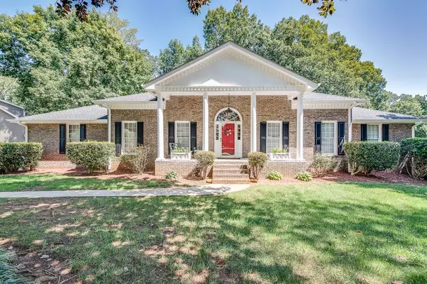 565 Meadowglen TRL, Roswell, GA 30075