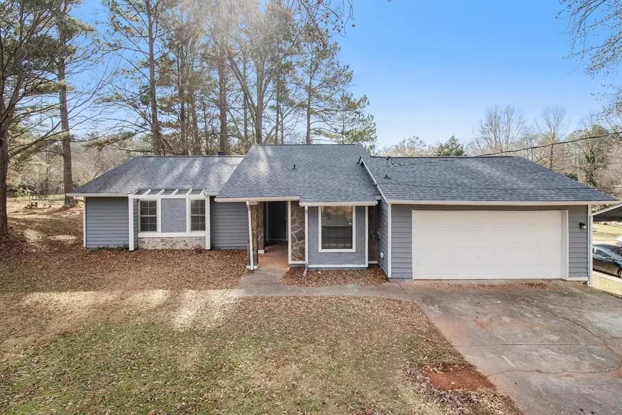 145 Splitwood LN, Fairburn, GA 30213