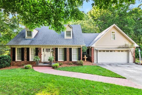 1548 Rochelle DR, Dunwoody, GA 30338