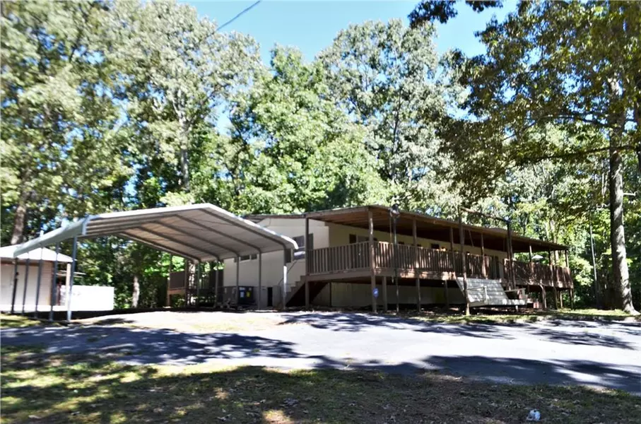 215 W McIntosh CIR, Whitesburg, GA 30185