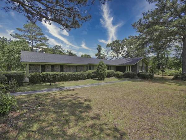 2794 Moncrief RD, Lizella, GA 31052