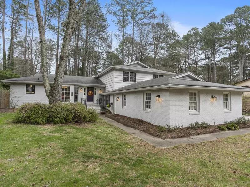 2536 Riverglenn CIR, Dunwoody, GA 30338