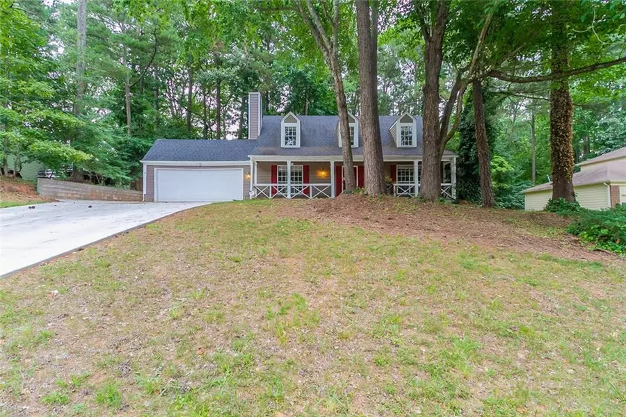 135 Barrington DR E, Roswell, GA 30076