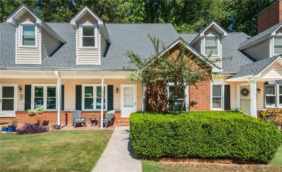 1028 Sasha LN, Roswell, GA 30075