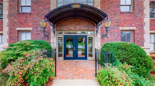 Suwanee, GA 30024,5400 Laurel Springs Pkwy #603