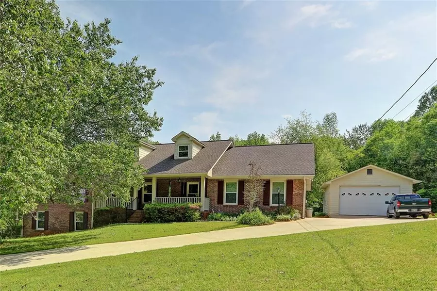 85 Creekside LN, Covington, GA 30016