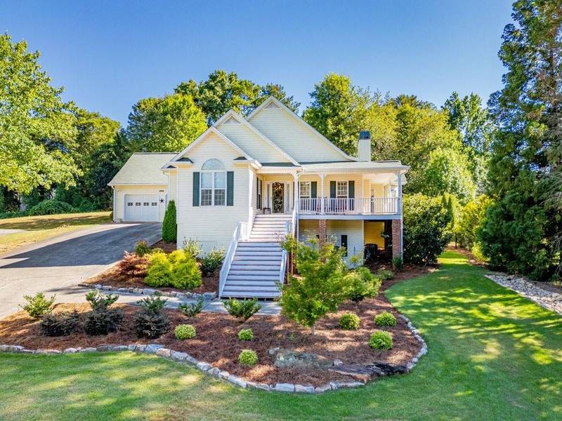 250 Blackberry LN, Douglasville, GA 30134