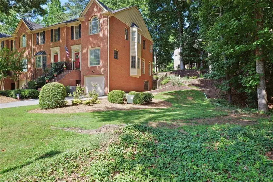 122 Weatherburne DR, Roswell, GA 30076