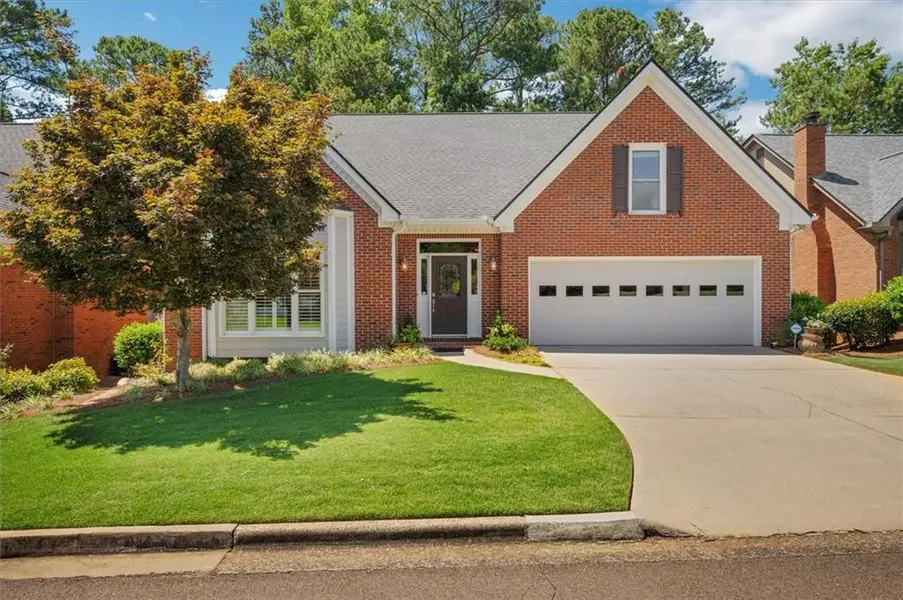 220 Shelli LN, Roswell, GA 30075