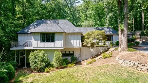 5530 W Idlewood LN, Atlanta, GA 30327