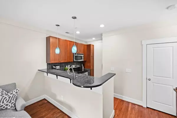 Atlanta, GA 30309,216 Semel CIR NW #379