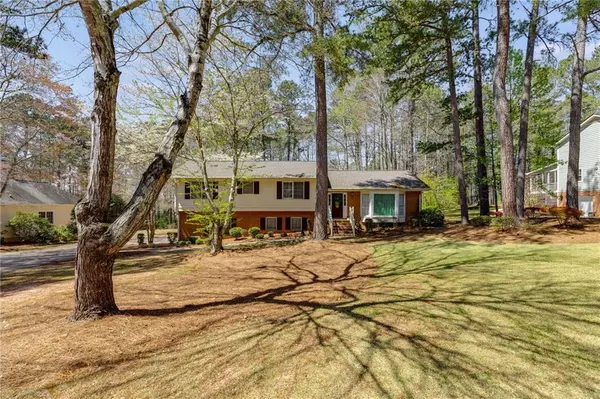 135 Camp LN, Carrollton, GA 30117