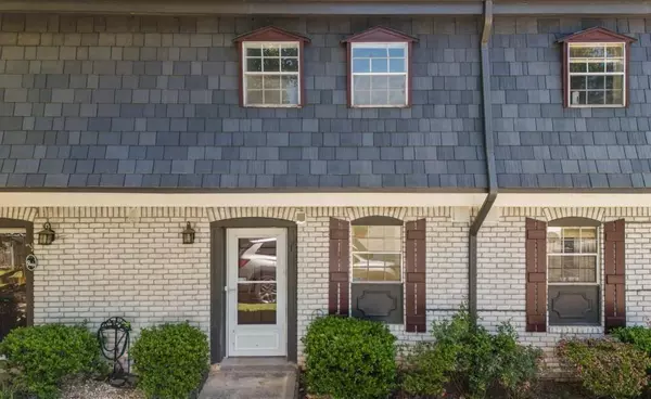 305 Stonecliff CT, Stone Mountain, GA 30083