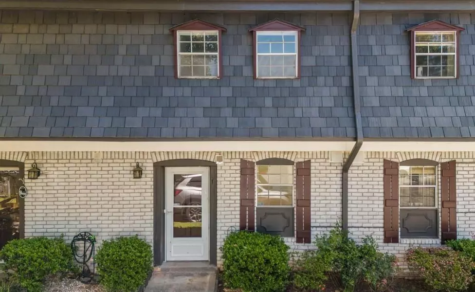 305 Stonecliff CT, Stone Mountain, GA 30083