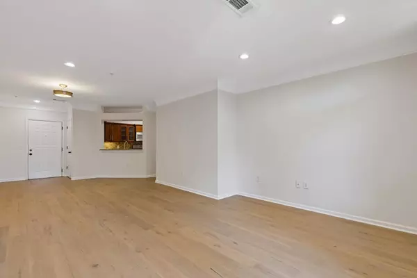 Atlanta, GA 30326,3334 Peachtree RD NE #101