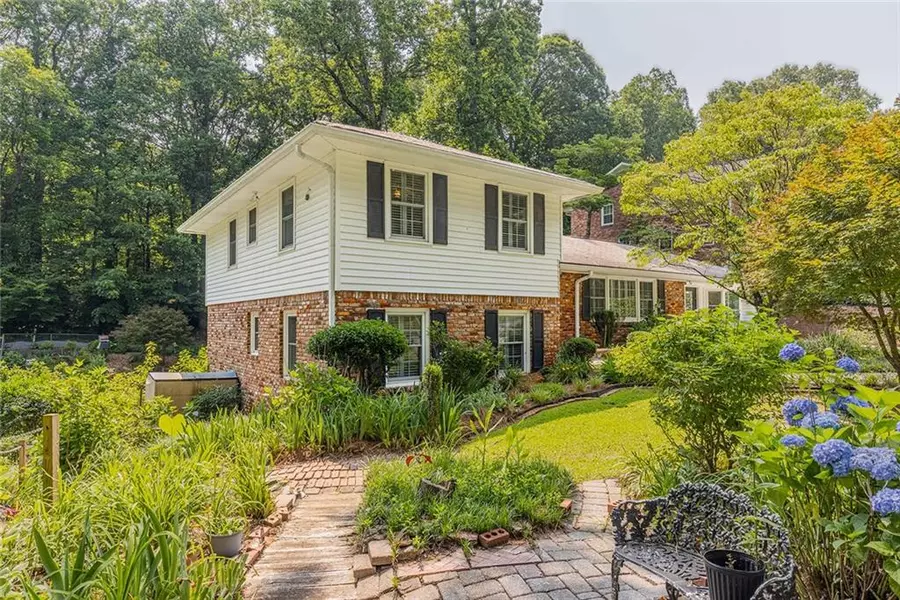 6825 Castleton DR, Atlanta, GA 30328