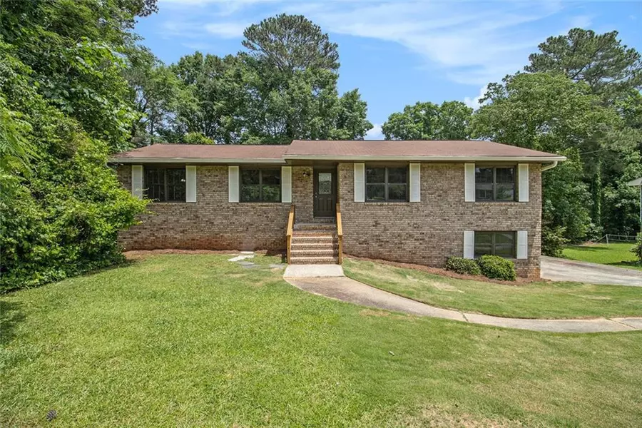 530 Village Green CT SW, Lilburn, GA 30047