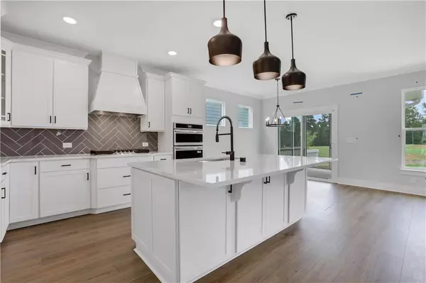 Hoschton, GA 30548,147 Coffee LN