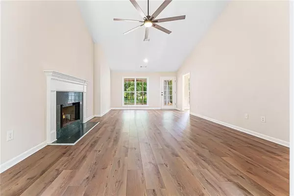 Hoschton, GA 30548,4210 Platinum CT