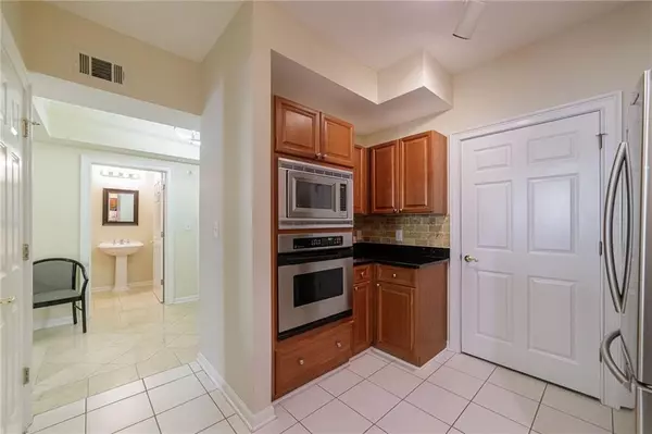 Atlanta, GA 30324,3275 Lenox RD NE #214