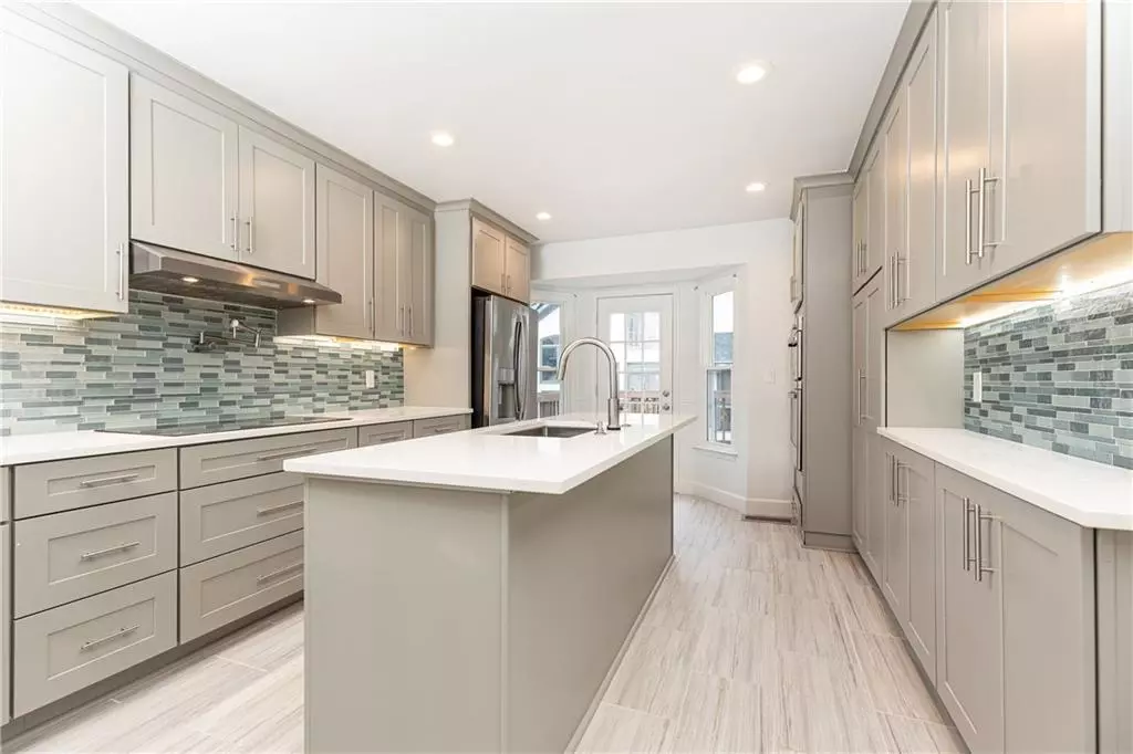 Atlanta, GA 30324,911 Lenox Hill CT NE