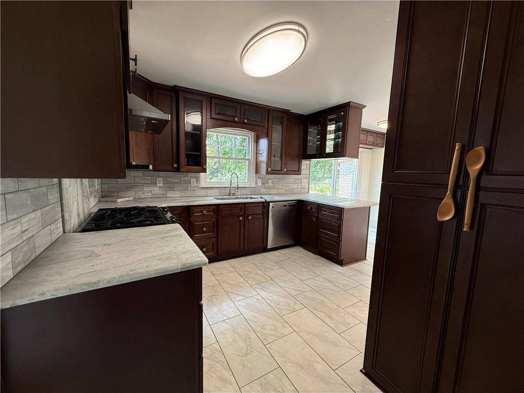Atlanta, GA 30328,800 Glenairy DR