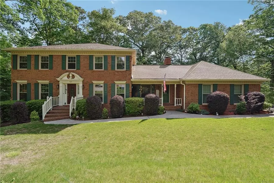 5027 Castlewood DR SW, Lilburn, GA 30047