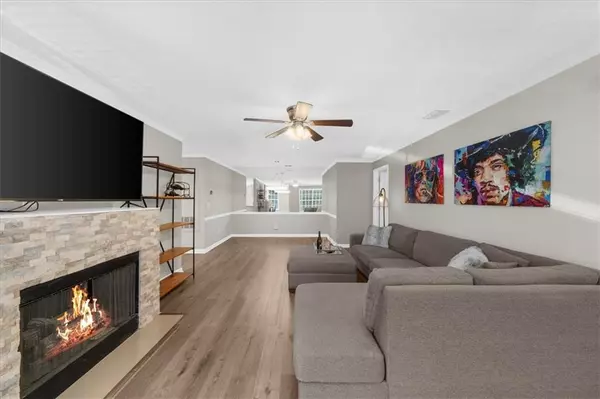 123 Streamside DR, Roswell, GA 30076