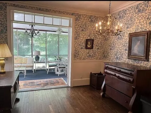 Atlanta, GA 30327,956 W WESLEY RD NW