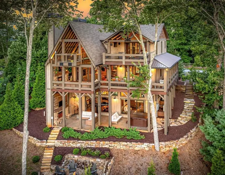 520 Overlook DR, Blue Ridge, GA 30513