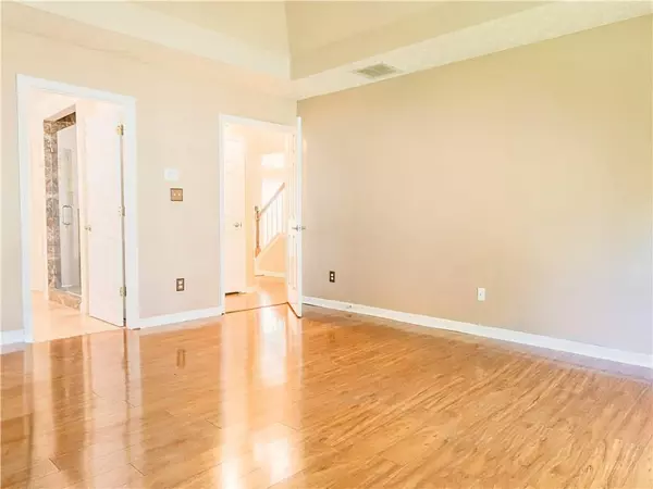 Sugar Hill, GA 30518,895 THOROUGHBRED TRCE
