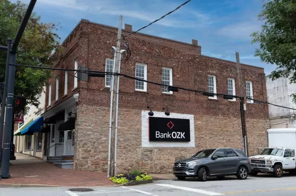 Newnan, GA 30263,10 E Broad ST