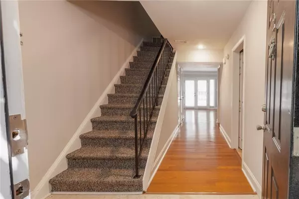 Atlanta, GA 30328,6980 Roswell RD #O2