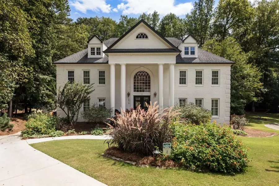 2875 Stoneglen Close, Roswell, GA 30076