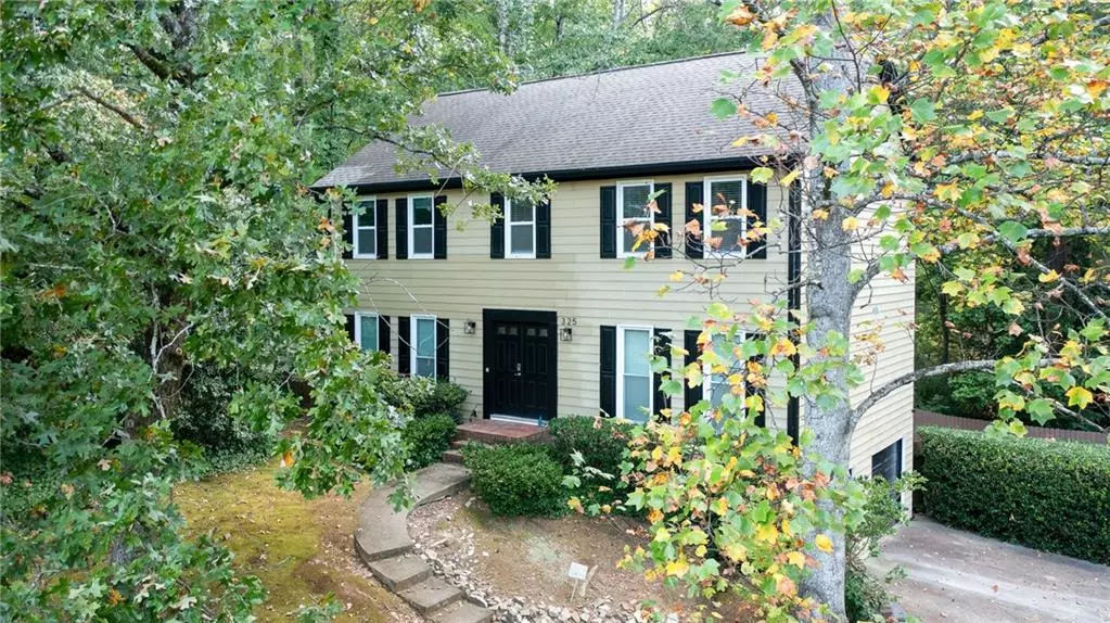 325 Farm TRCE, Roswell, GA 30075