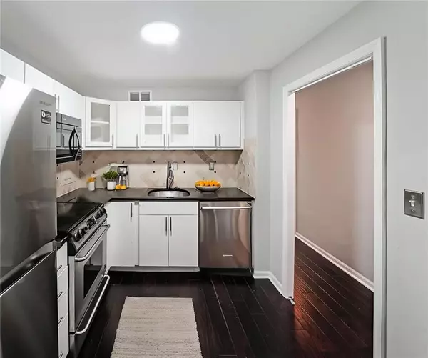 Atlanta, GA 30305,3060 Pharr RD NW #114