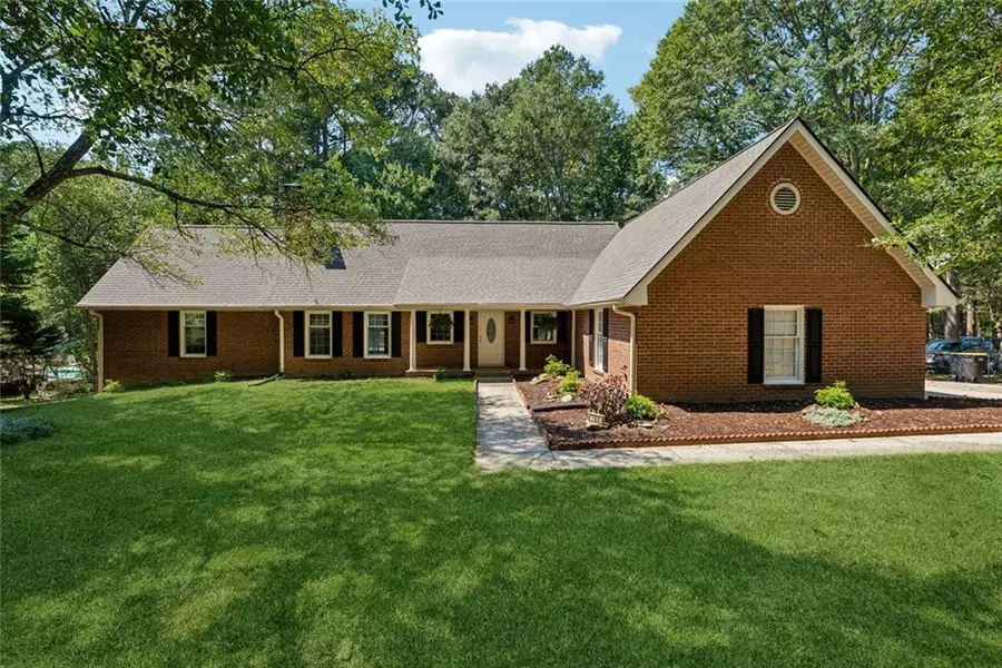 190 Willow Lake LN, Sharpsburg, GA 30277
