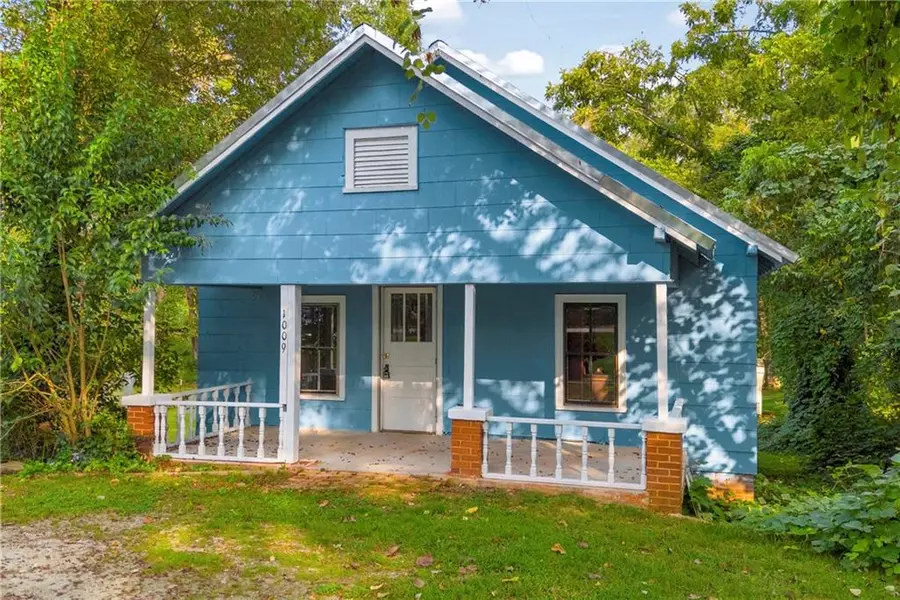 1009 S Pond ST, Toccoa, GA 30577