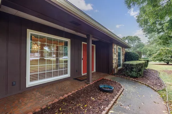 Roswell, GA 30075,585 W Crossville RD